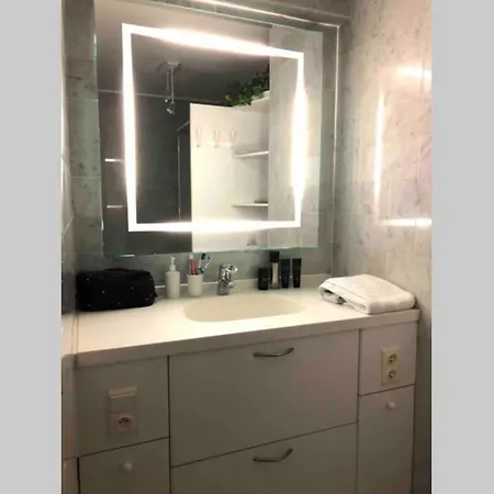 Ruim 3 Slaapkamerappartement Vlakbij Het Апартаменты *